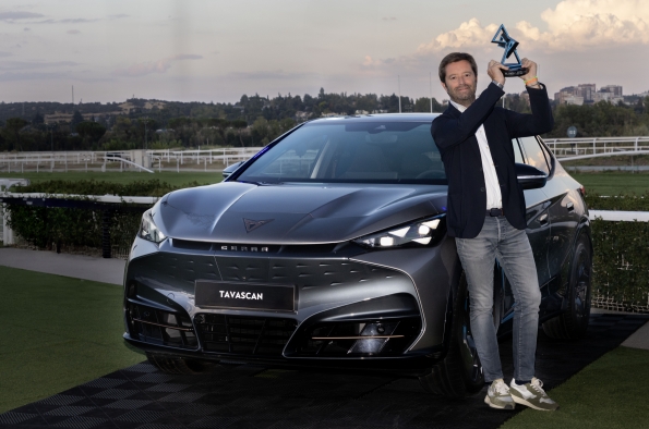 VÍCTOR SARASOLA, DIRECTOR COMERCIAL DE CUPRA ESPAÑA, HA RECOGIDO EL GALARDÓN CONCEDIDO AL CUPRA TAVASCAN EN LOS II PREMIOS PRISA MOTOR