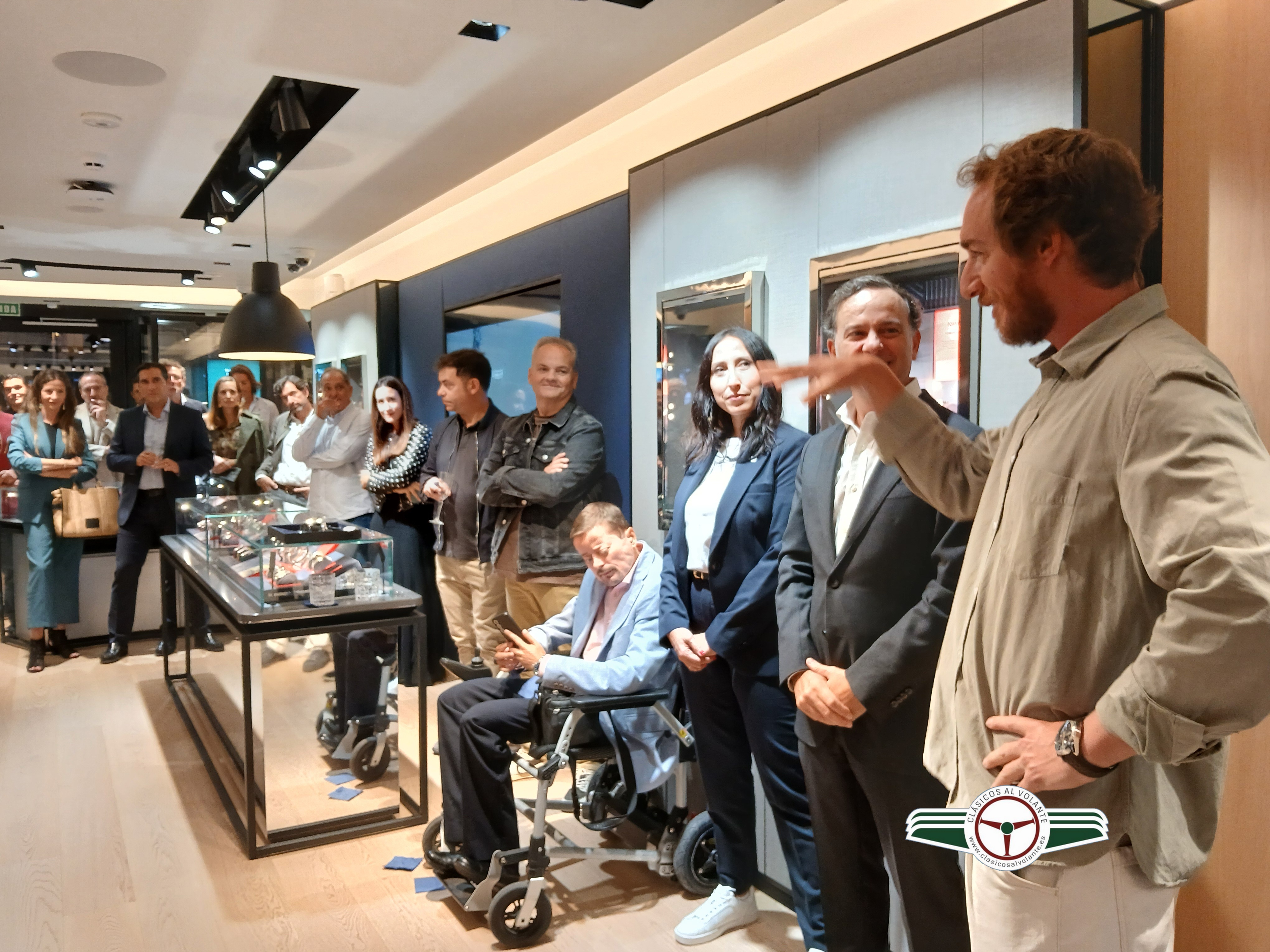 EL PINTOR MANU CAMPA DURANTESU INTERVENCIÓN EN LA PRESENTACIÓN DEL TAG HEUER CARRERA GREEN RACING EDICIÓN LIMITADA