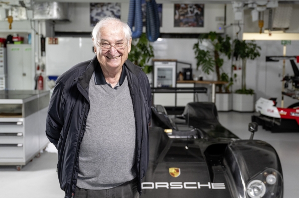 PORSCHE FELICITA A NORBERT SINGER EN SU 85 CUMPLEAÑOS