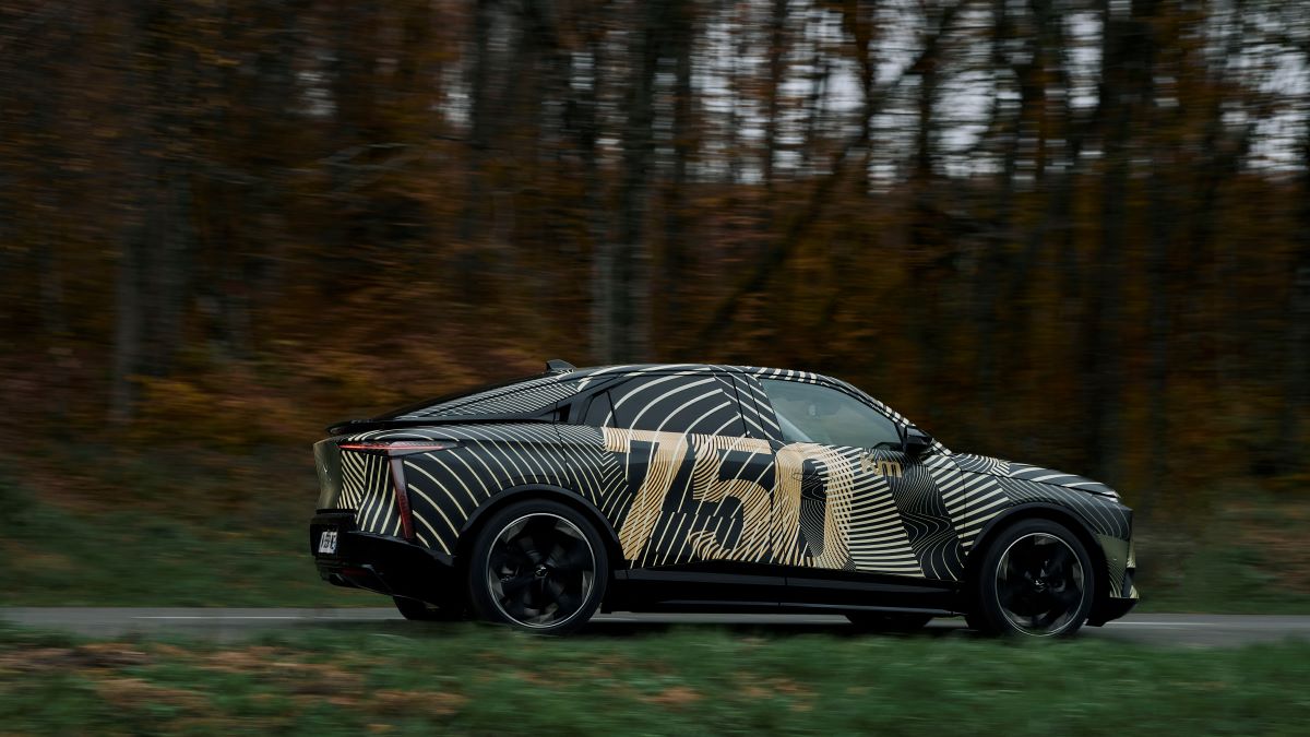 ESTE CAMUFLAJE ÚNICO REVELA LAS LÍNEAS BÁSICAS DEL FUTURO MODELO DE DS AUTOMOBILES