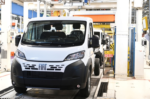 FIAT PROFESSIONAL E-DUCATO MARCA UN HITO COMO LA PRIMERA FURGONETA GRANDE ELÉCTRICA DE STELLANTIS DE LA NUEVA PRODUCCIÓN EN ATESSA (ITALIA)