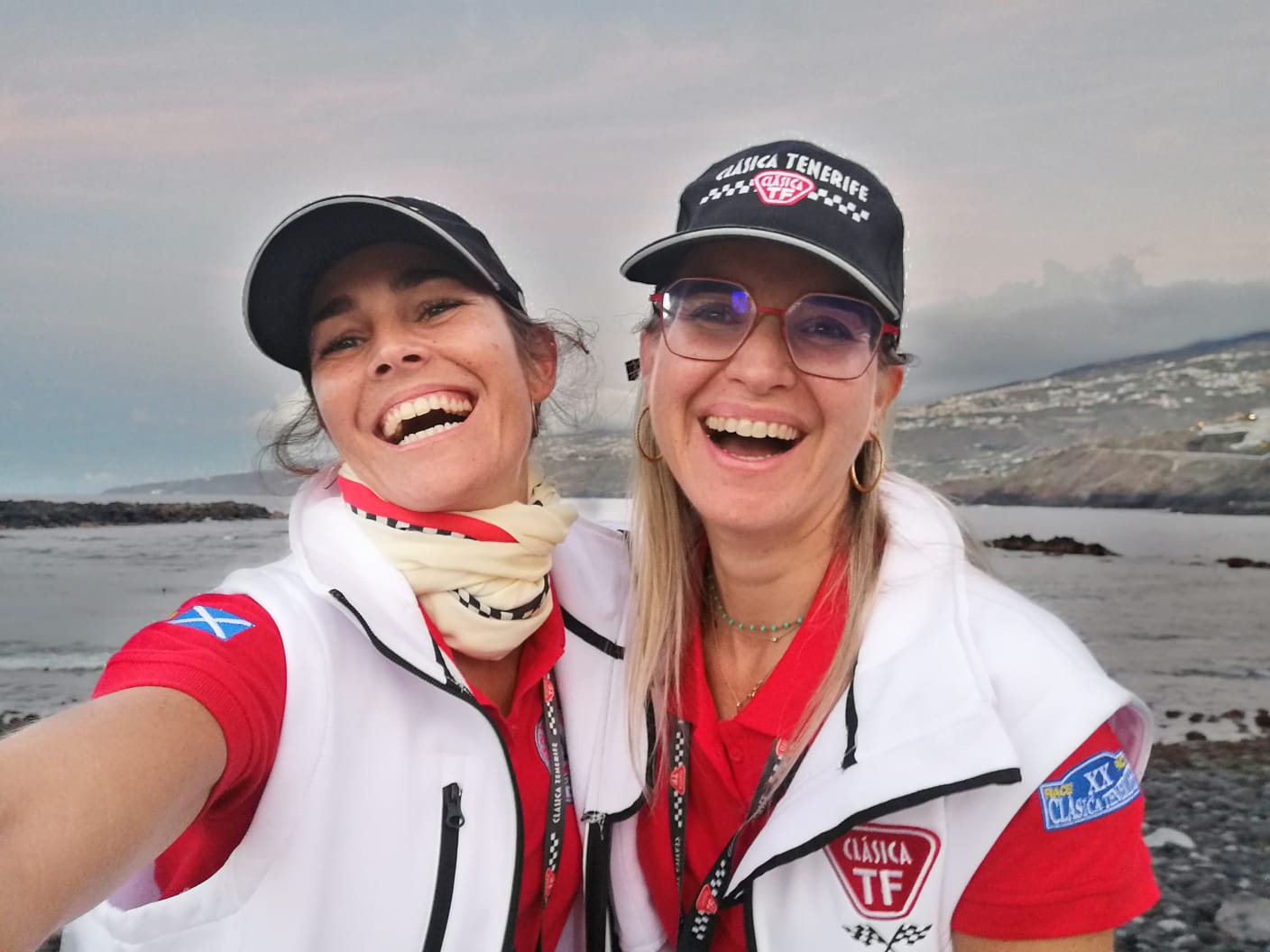 SONRISAS DE LAS PRIMAS ISABEL Y ADELA, PESE A NO PODER CLASIFICAR