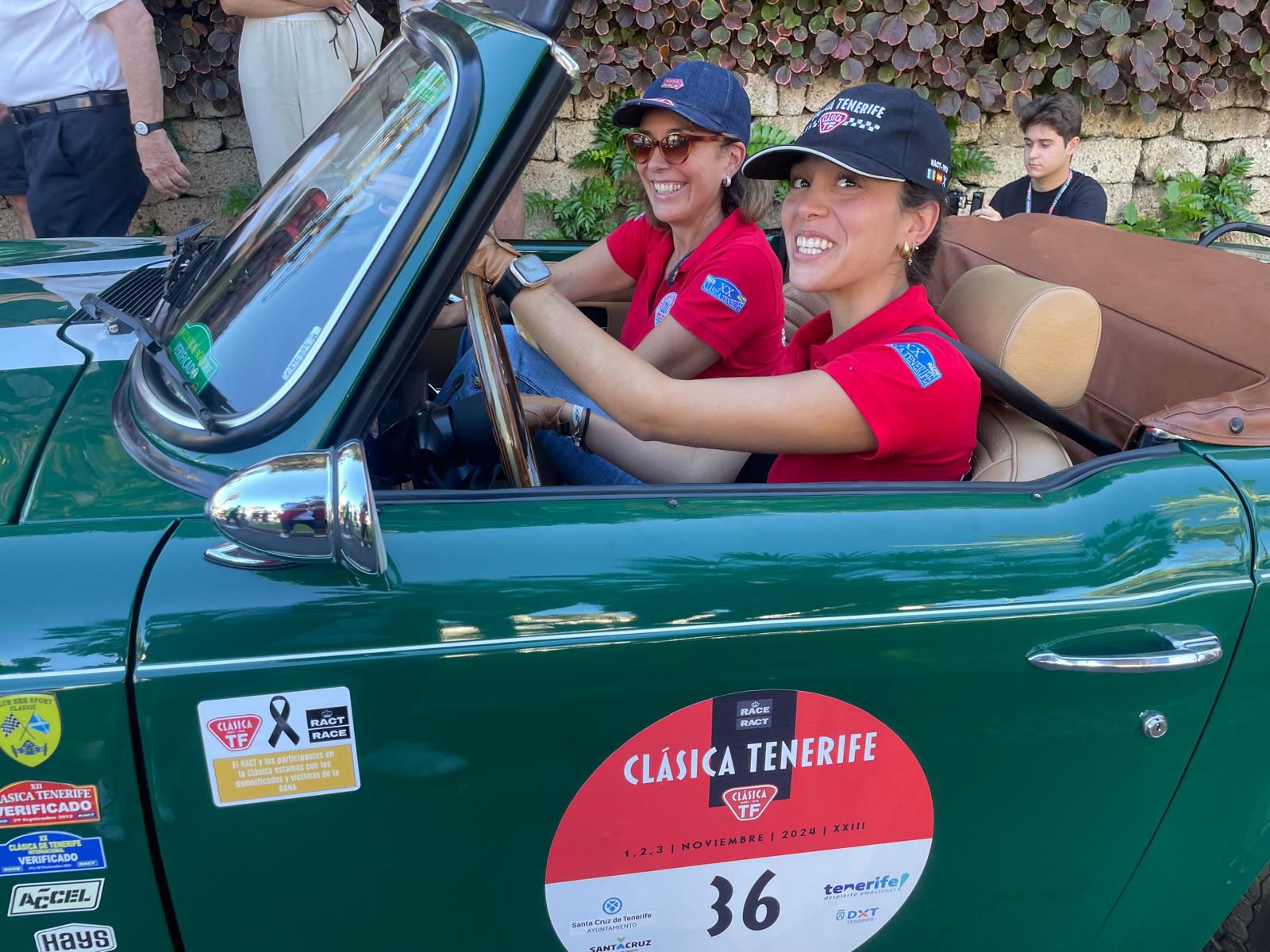 CRISTINA MONTES DE OCA, LA MÁS JOVEN, JUNTO A SU MADRE DE COPILOTO