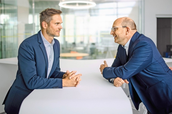 Markus-Christian Eberl, Director General de Porsche Engineering, y Matthias Peissner, Jefe de la Unidad de Investigación de Interacción Hombre-Tecnología del Instituto Fraunhofer de Ingeniería Industrial IAO de Stuttgart