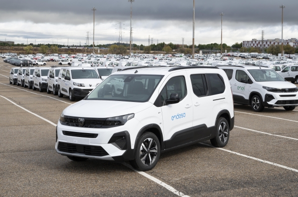 STELLANTIS ENTREGA A ENDESA UNA FLOTA DE 185 VEHÍCULOS ELECTRIFICADOS JEEP Y PEUGEOT