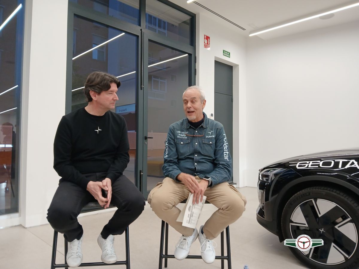 GERMÁN PÉREZ, POLESTAR TRAINER Y EL PILOTO ALBERTO RUIZ DURANTE EL COLOQUIO