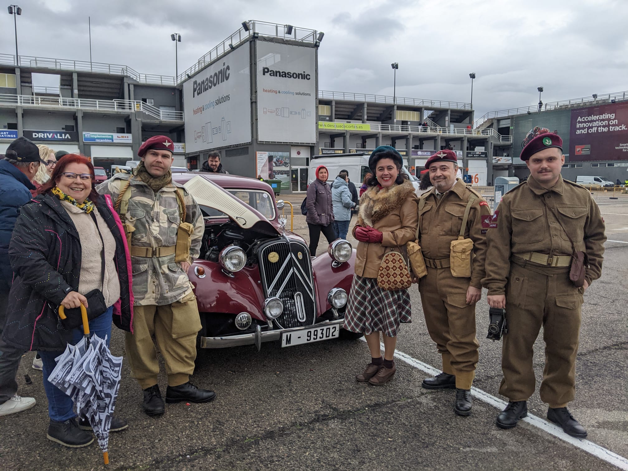 EL GRUPO DE CITRONËROS VALENCIA Y LOS AMIGOS DEL MUSEO HISTÓRICO MILITAR DE VALENCIA HAN VUELTO A APORTAR UNA NOTA DE COLOR AL RACING LEGENDS